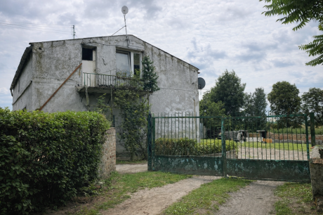 Dom jednorodzinny z zabudowaniami gospodarczymi – Uciąż, gmina Płużnica